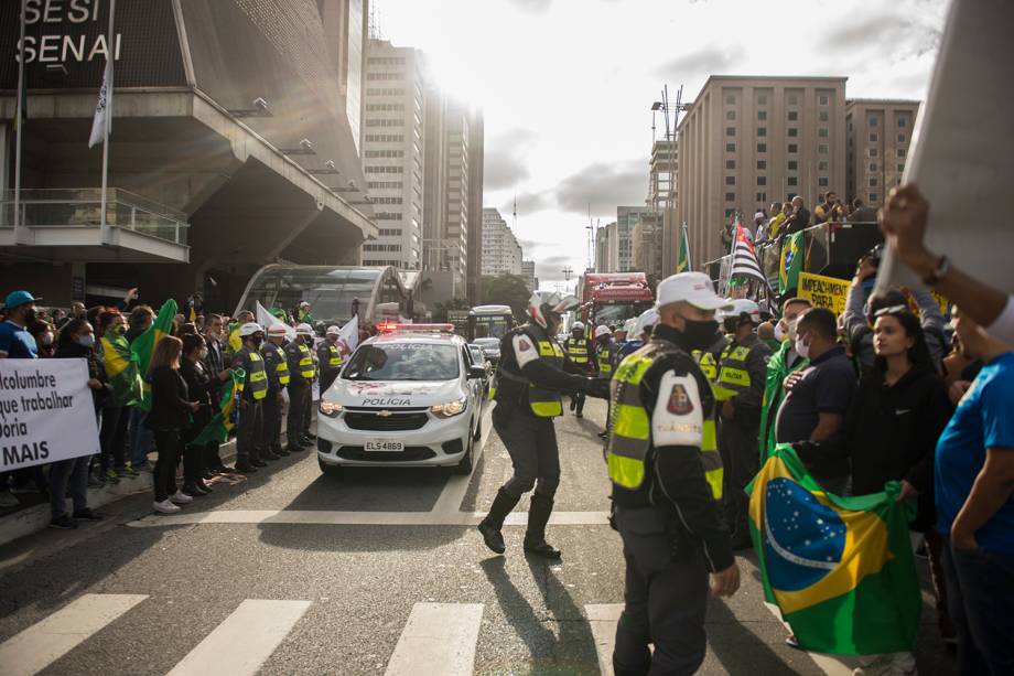 Manifestantes bolsonaristas em protesto contra o STF, João Doria, Rodrigo Maia e as medidas de isolamento social, na Av. Paulista