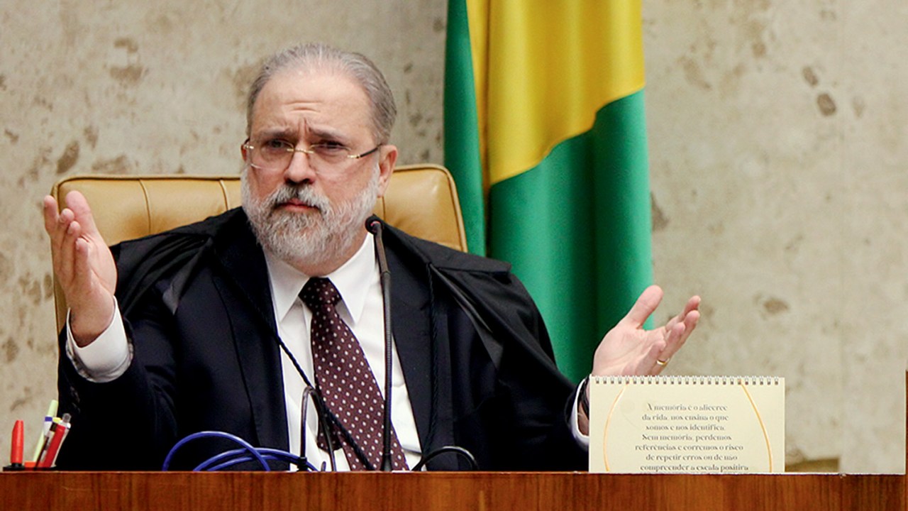 MUITA FUMAÇA - Augusto Aras: é ele quem decide se faz ou não a denúncia