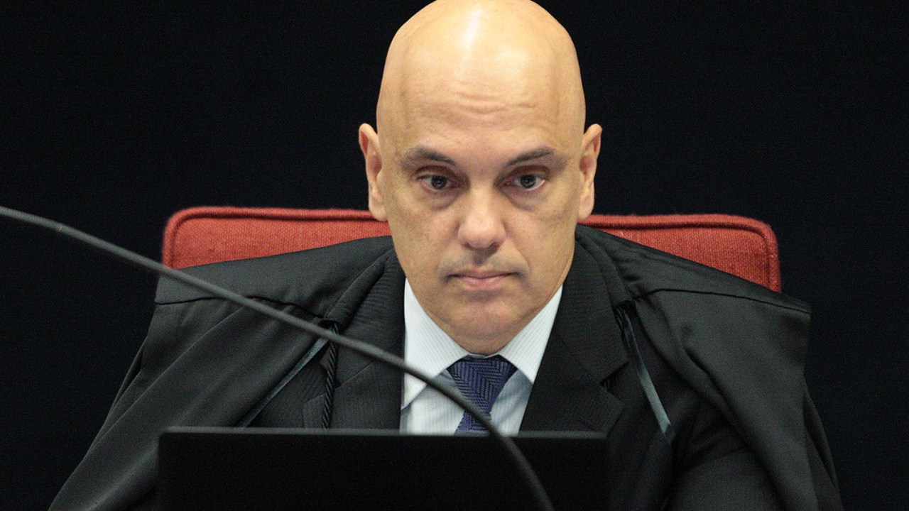 Alexandre de Moraes mandou investigar uma “estrutura organizada”, financiada com recursos públicos e privados, dedicada à incitação de um golpe para “o retorno do estado de exceção”, a partir do fechamento do Congresso e da “extinção total ou parcial” do Supremo Tribunal Federal