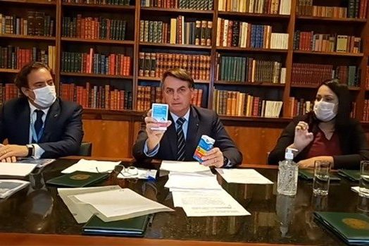 Em live, Bolsonaro exibe o remédio para o tratamento de pacientes com Covid-19