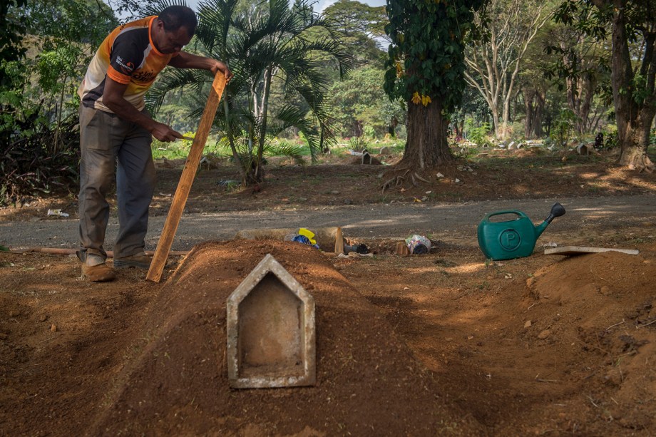 Cemitério da Vila Formosa, o maior da América Latina e responsável pelo sepultamento da maioria dos óbitos causados pela Covid-19 na cidade de São Paulo.