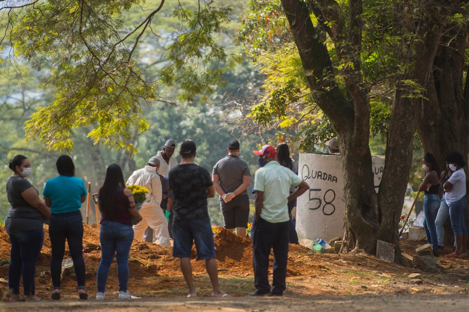 Cemitério da Vila Formosa, o maior da América Latina e responsável pelo sepultamento da maioria dos óbitos causados pela Covid-19 na cidade de São Paulo.