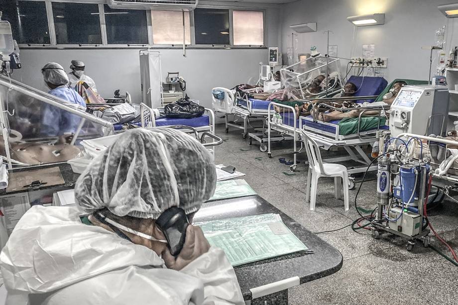 Pacientes na sala semi-intensiva do Hospital e Pronto-Socorro Platão Araújo, em Manaus