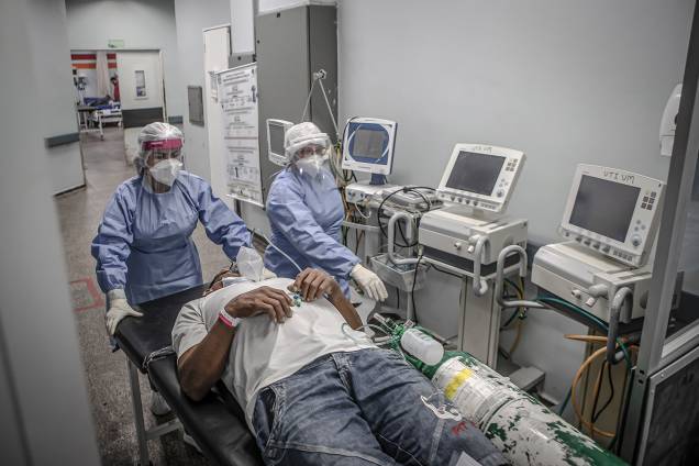 No Hospital João Lúcio, em Manaus, um paciente com falta de ar é transferido para a sala semi-intensiva