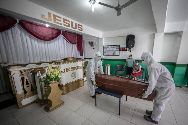 O corpo de uma senhora que faleceu por insuficiência respiratória aguda grave foi retirado na Igreja Pentecostal Unidos de Deus