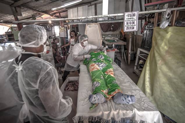 Em outro caso, uma senhora, que apresentou sintomas de Covid-19, faleceu em casa horas após ter procurado atendimento médico em um hospital da rede pública de Manaus