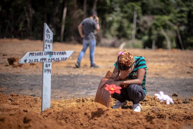 Durante o enterro coletivo, com casos suspeitos de Covid-19, uma mãe se emocionou ao se despedir do filho, assassinado em Manaus