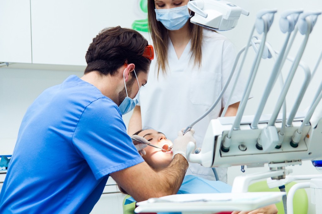 Brasil conta com 330 mil cirurgiões-dentistas, sendo que 88% desses profissionais atuam em consultórios particulares.