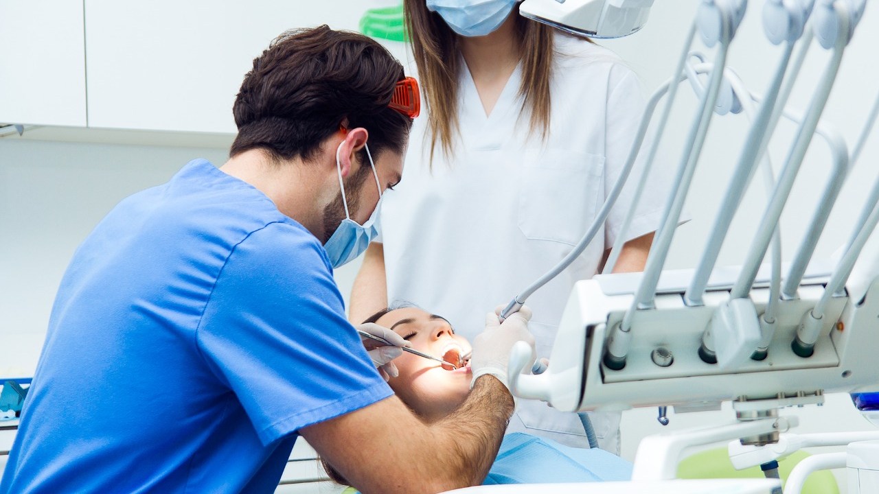 Brasil conta com 330 mil cirurgiões-dentistas, sendo que 88% desses profissionais atuam em consultórios particulares.