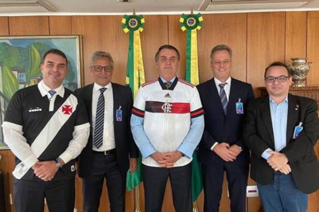 O presidente Jair Bolsonaro e o senador Flávio Bolsonaro posam ao lado dos presidentes do Vasco, Alexandre Campello, e do Flamengo, Rodolfo Landim