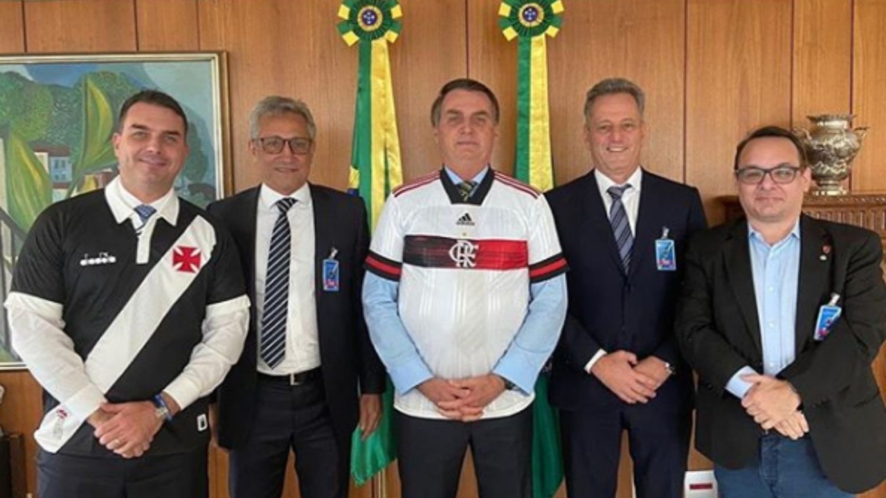 O presidente Jair Bolsonaro e o senador Flávio Bolsonaro posam ao lado dos presidentes do Vasco, Alexandre Campello, e do Flamengo, Rodolfo Landim