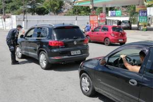 Bloqueio de carros na entrada de Santos