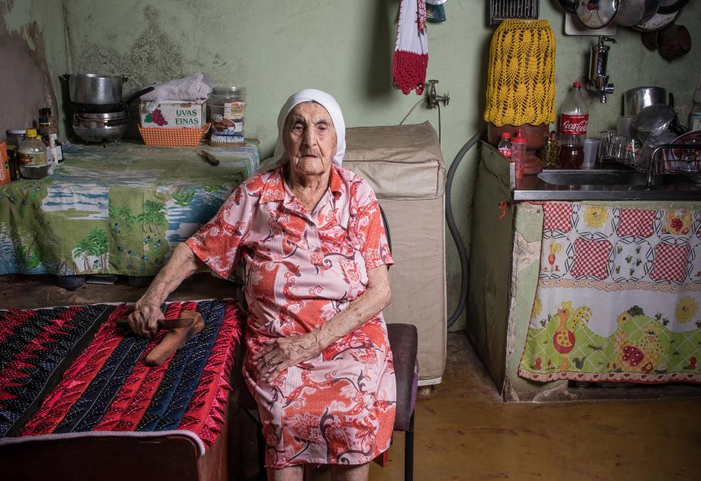 Dona Albertina De Lenço