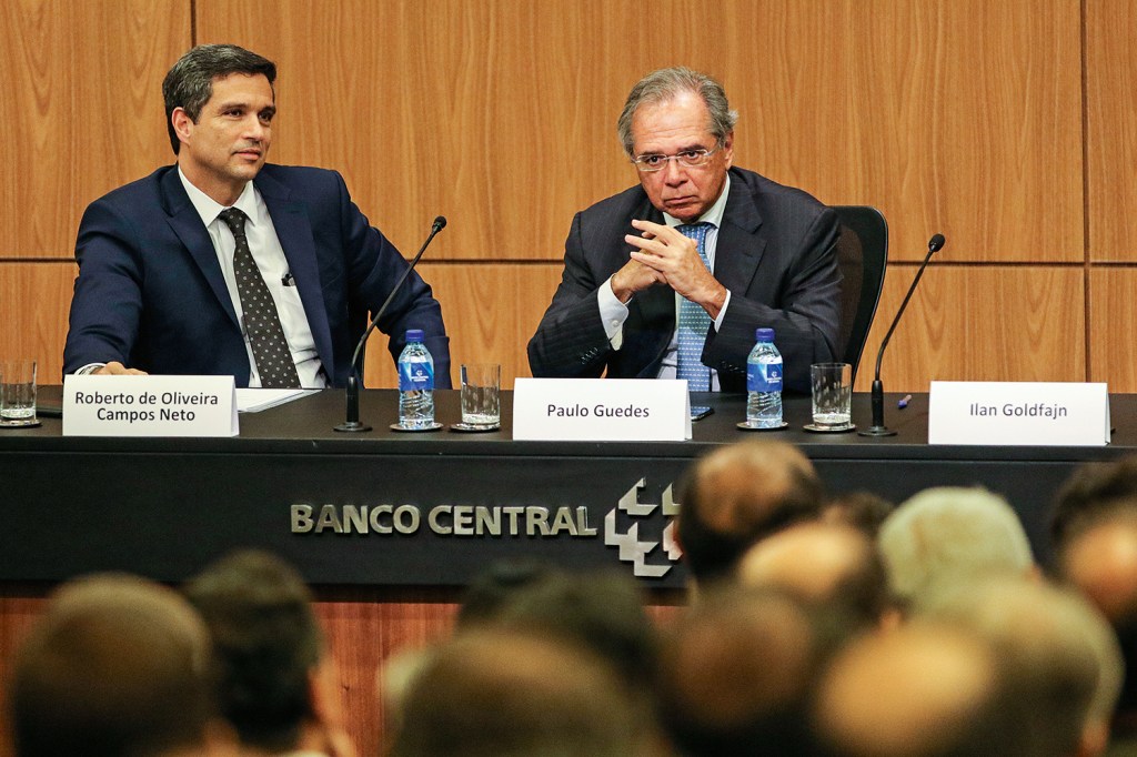 Banco Central: SEM SAÍDA - Roberto Campos, do BC, e o ministro Paulo Guedes: ação limitada contra a desvalorização do real