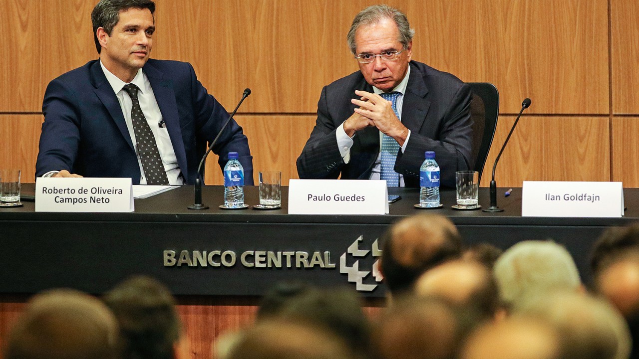 Banco Central: SEM SAÍDA - Roberto Campos, do BC, e o ministro Paulo Guedes: ação limitada contra a desvalorização do real