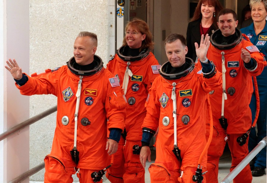 Durante a era dos ônibus espaciais, o uniforme foi pintado de laranja: Doug Hurley (o primeiro da esq. para dir.) fez parte da tripulação do Atlantis, em 2011, o último voo dos Space Shuttles