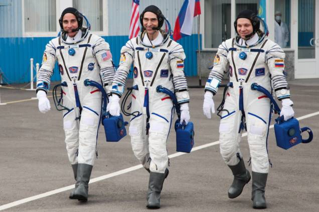Na Rússia, o traje dos cosmonautas até hoje se assemelham àqueles usados no auge da Corrida Espacial