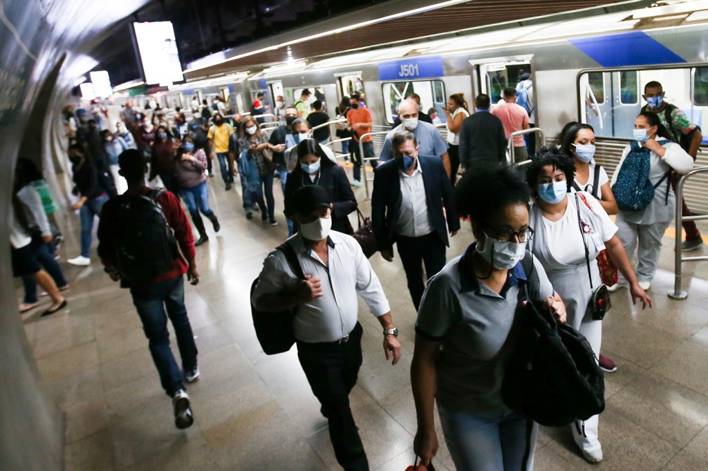 População usa máscara no Metrô em São Paulo