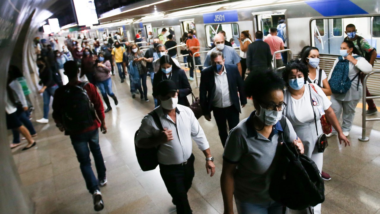População usa máscara no Metrô em São Paulo