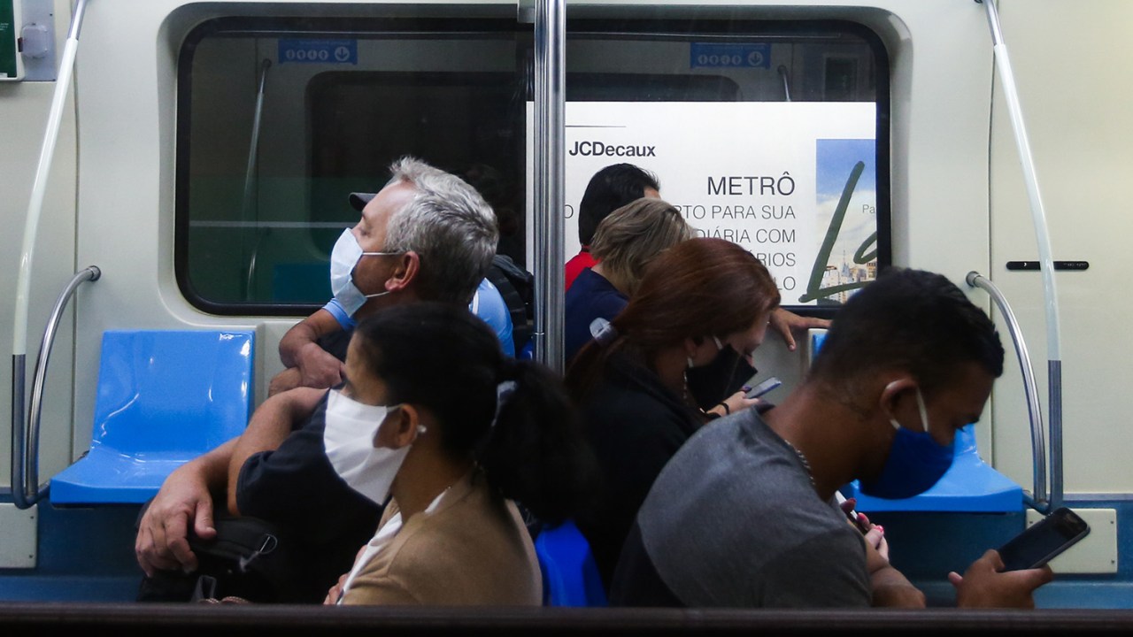 Passageiros usando máscaras no metrô de São Paulo