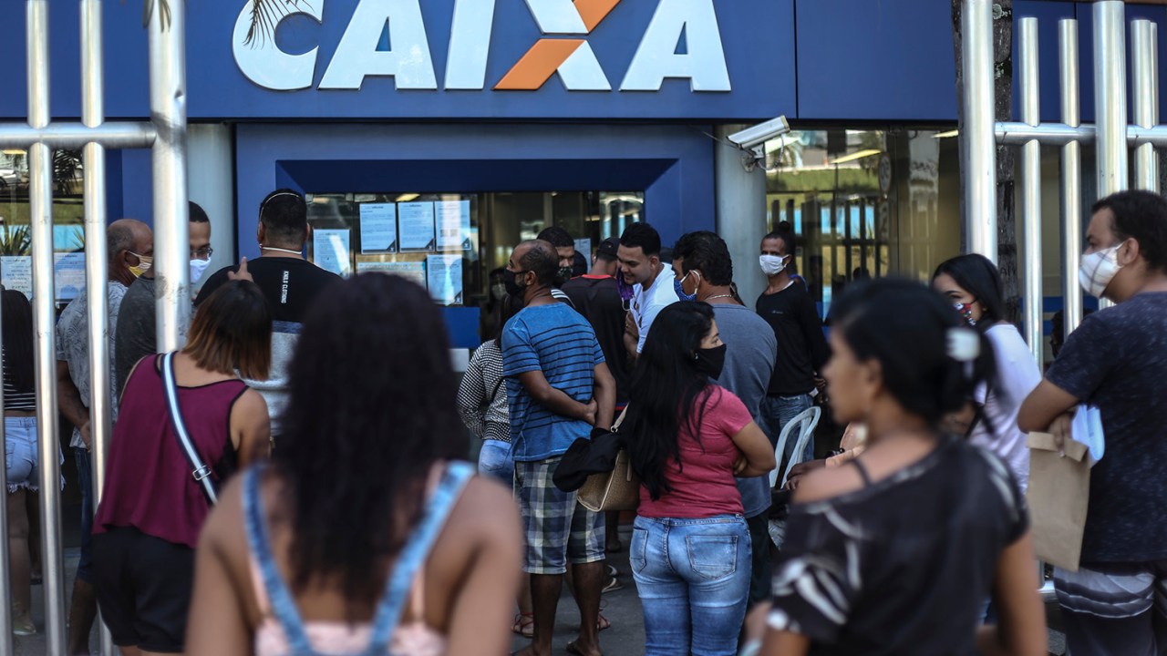 Clientes esperam na fila do lado de fora de uma agência bancária da Caixa Econômica Federal, em São Gonçalo, no Rio de Janeiro