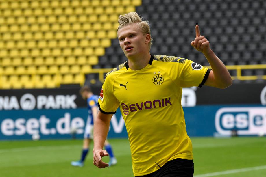 A comemoração de Haaland ao marcar o décimo gol em nove jogos pela equipe do Borussia Dortmund