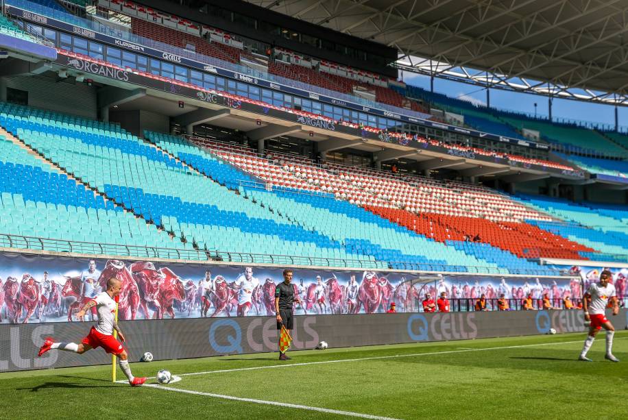 O vazio do estádio do Red Bull Leipzig, na volta do futebol alemão