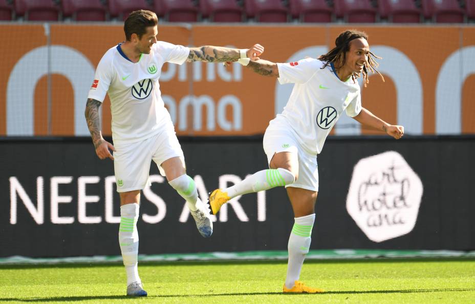 Os jogadores do Wolfsburg usaram os pés na comemoração de um dos gols da equipe na volta do Campeonato Alemão