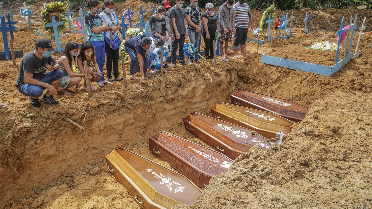 enterro coletivo de vítimas da pandemia de coronavírus, no cemitério Parque Taruma, em Manaus