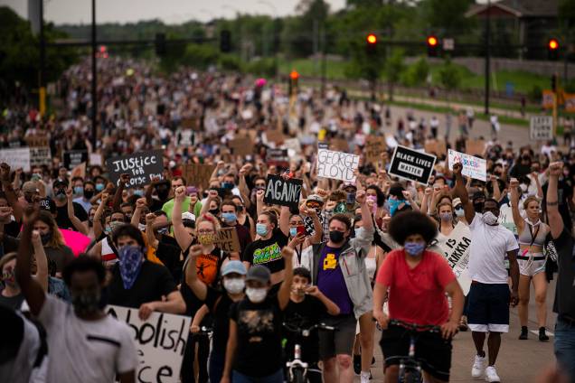 Os manifestantes marcham na Avenida Hiawatha enquanto condenam a morte de George Floyd em  Minneapolis, Minnesota