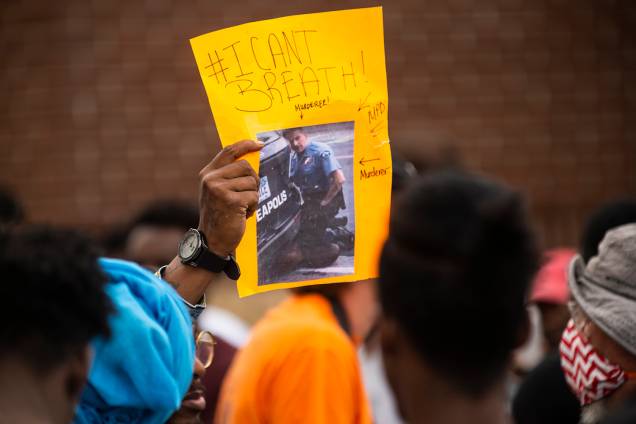 Um manifestante segura uma placa, mostrando uma imagem do vídeo da prisão de George Floyd, do lado de fora da Delegacia 3ª Delegacia em Minneapolis, Minnesota
