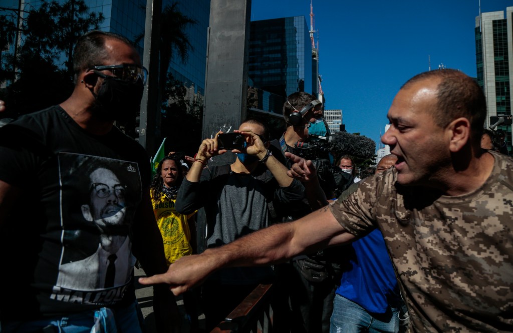 Apoiadores e opositores de Bolsonaro entraram em confronto na Avenida Paulista