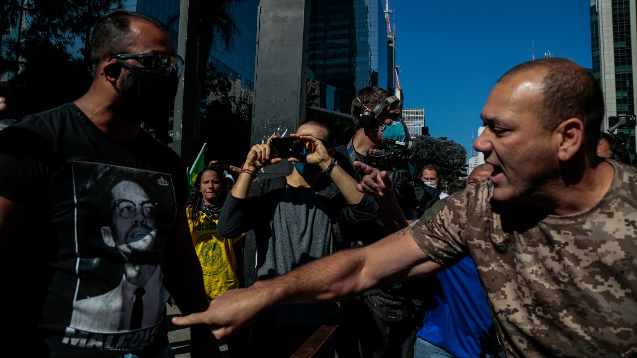 Apoiadores e opositores de Bolsonaro entraram em confronto na Avenida Paulista