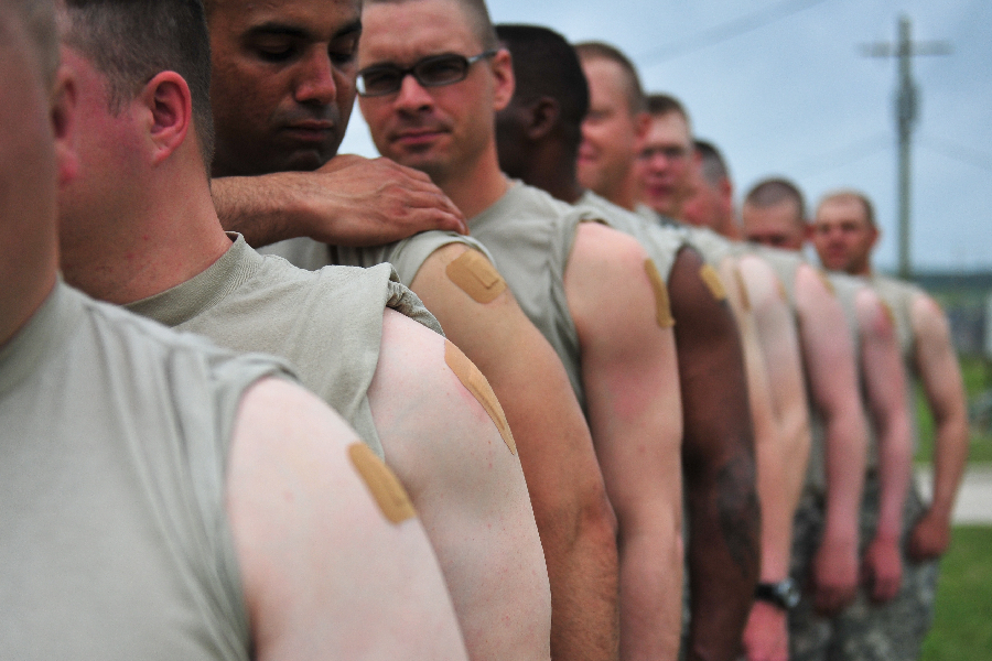 Soldados do exército americano em fila após tomarem vacina
