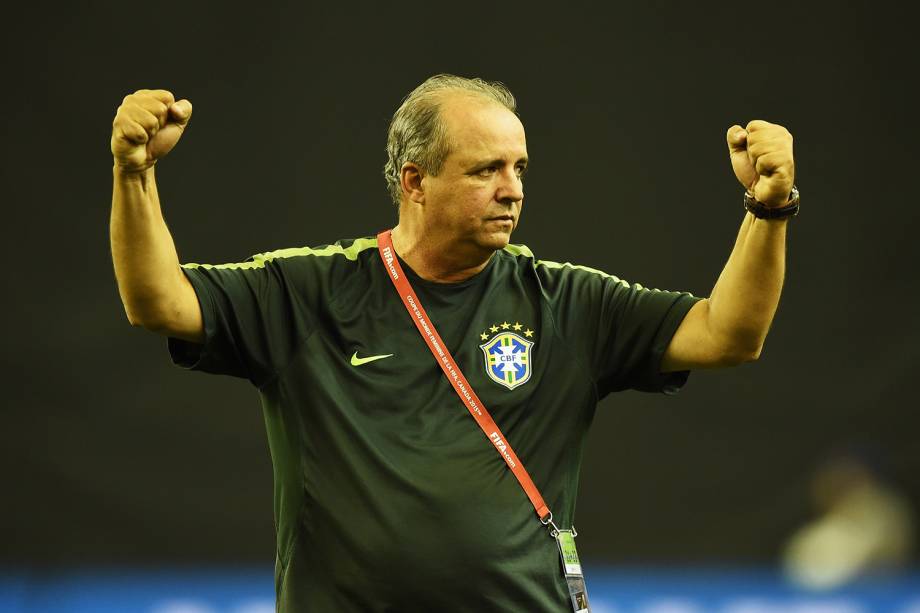 Vadão, treinador do Brasil comemora durante a partida da Copa do Mundo Feminina da FIFA 2015. Naquela edição a Seleção caiu nas oitavas de final.