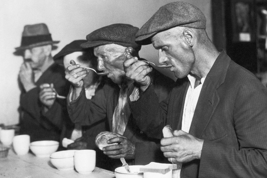 Homens tomando sopa durante a Grande Depressão
