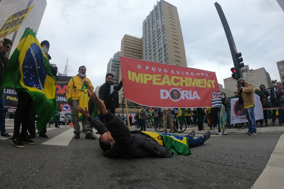 Manifestantes bolsonaristas em protesto contra o STF, João Doria, Rodrigo Maia e as medidas de isolamento social, na Av. Paulista