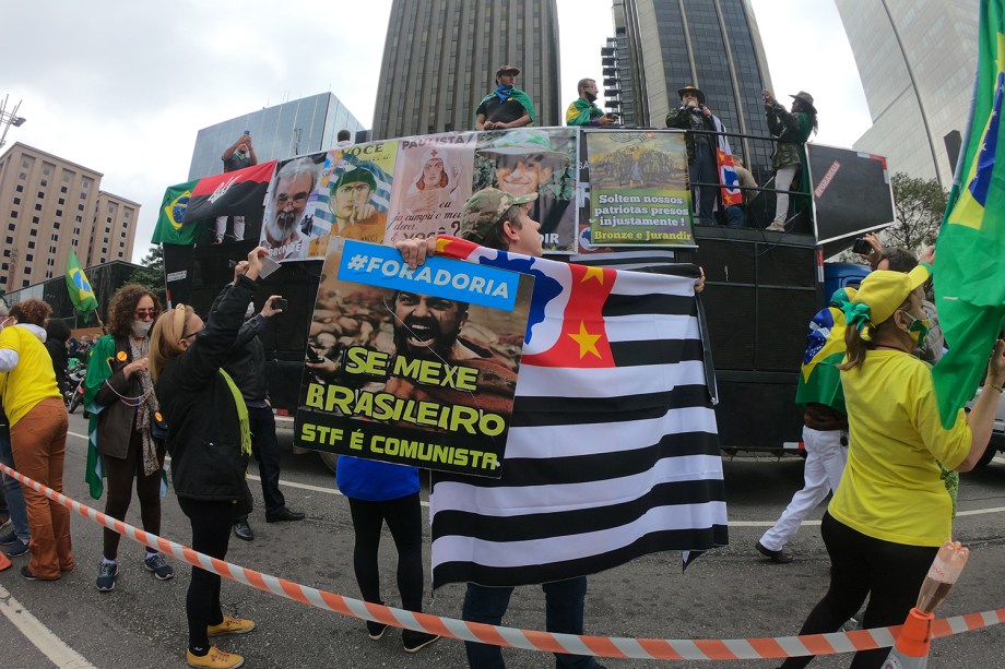 Manifestantes bolsonaristas em protesto contra o STF, João Doria, Rodrigo Maia e as medidas de isolamento social, na Av. Paulista
