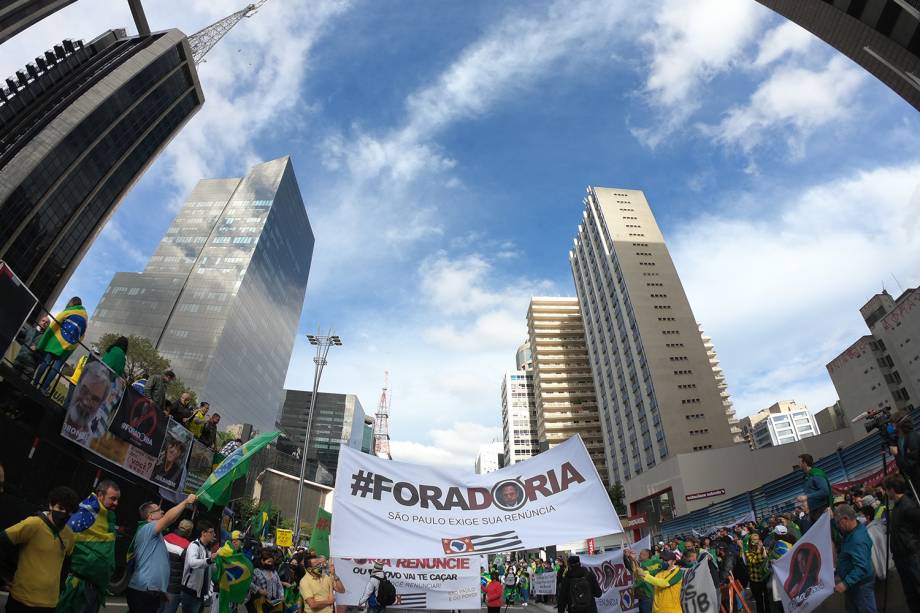 Manifestantes bolsonaristas em protesto contra o STF, João Doria, Rodrigo Maia e as medidas de isolamento social, na Av. Paulista