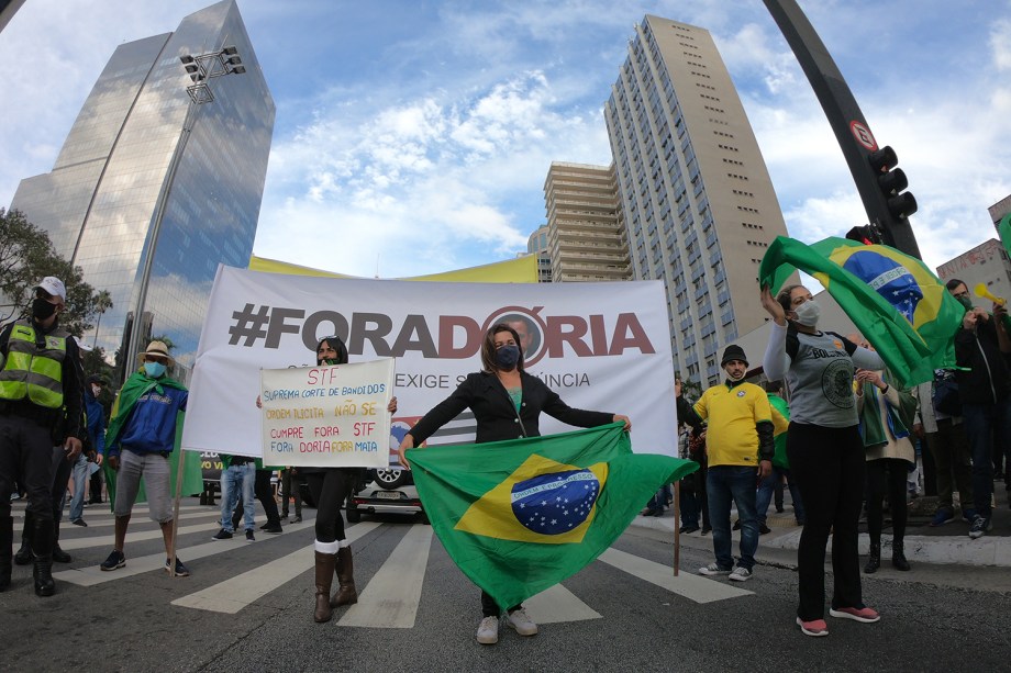 Manifestantes bolsonaristas em protesto contra o STF, João Doria, Rodrigo Maia e as medidas de isolamento social, na Av. Paulista