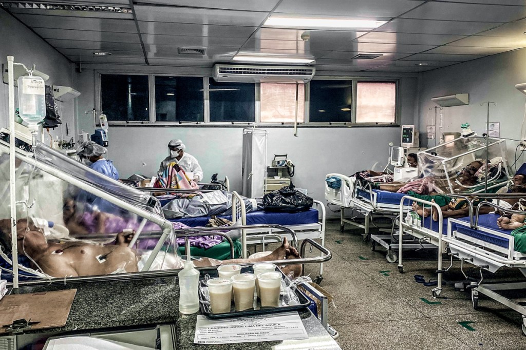 Foto de Vários Médicos Trabalhando Em Uma Sala De Emergência