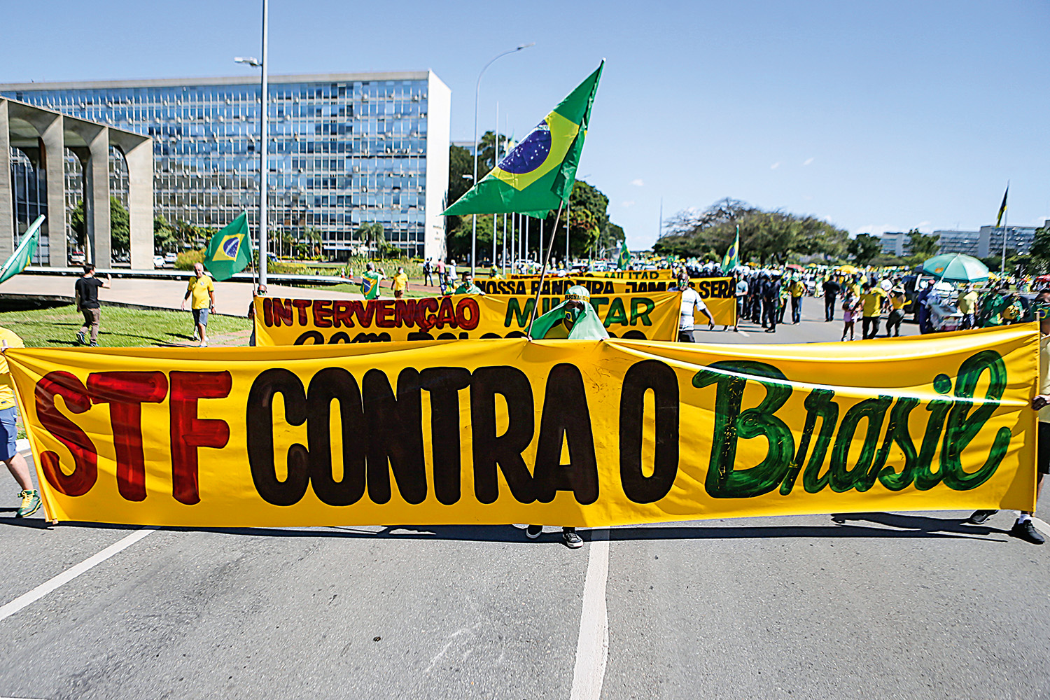 Manifestação em Brasília com ataques a instituições