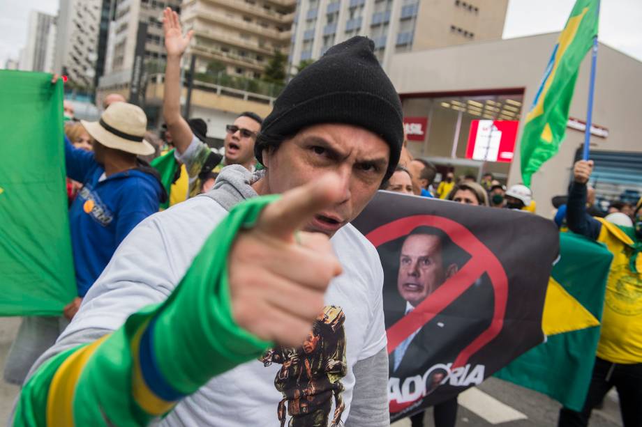 Manifestantes bolsonaristas em protesto contra o STF, João Doria, Rodrigo Maia e as medidas de isolamento social, na Av. Paulista