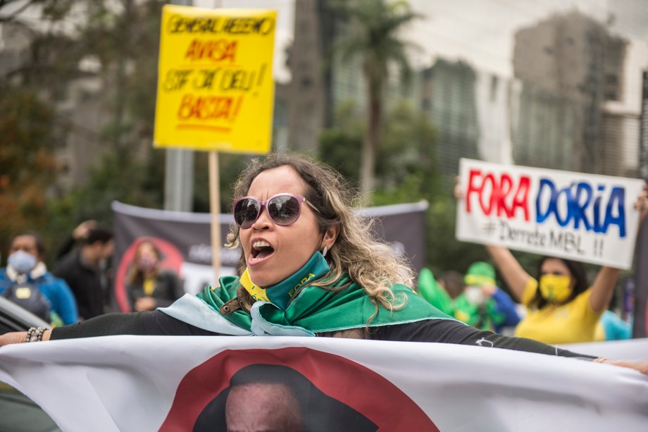 Manifestantes bolsonaristas em protesto contra o STF, João Doria, Rodrigo Maia e as medidas de isolamento social, na Av. Paulista
