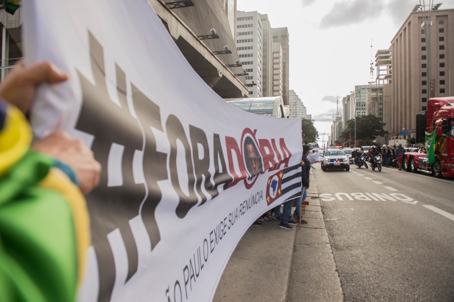Manifestantes bolsonaristas em protesto contra o STF, João Doria, Rodrigo Maia e as medidas de isolamento social, na Av. Paulista