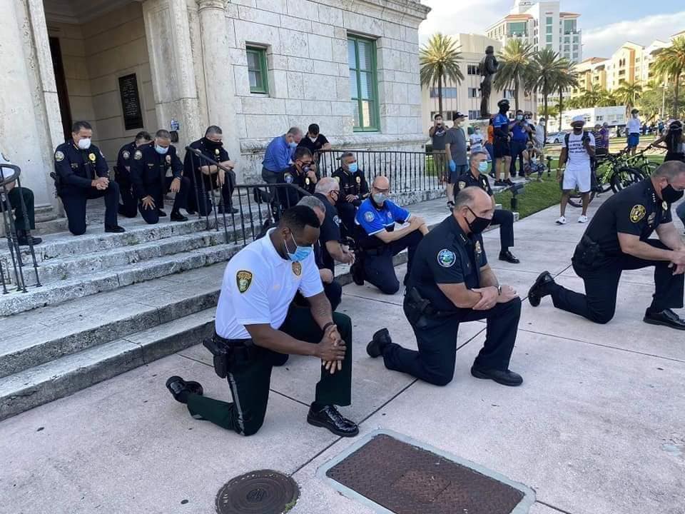 Caso George Floyd: Policiais se ajoelharam e receberam apoio dos manifestantes em Miami