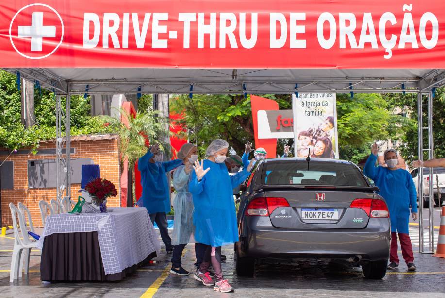 Manaus 09/05/2020 - Cenas de pessoas recebendo oração no em formato “drive-thru” de religiosos da Igreja Evangélica da Visão Celular M12, MIR Centro Sul na cidade Manaus-AM. Foto Jonne Roriz/Veja