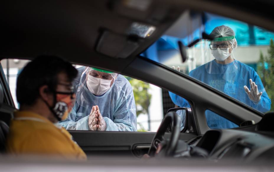 Manaus 09/05/2020 - Cenas de pessoas recebendo oração no em formato “drive-thru” de religiosos da Igreja Evangélica da Visão Celular M12, MIR Centro Sul na cidade Manaus-AM. Foto Jonne Roriz/Veja