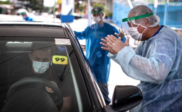 Manaus 09/05/2020 - Cenas de pessoas recebendo oração no em formato “drive-thru” de religiosos da Igreja Evangélica da Visão Celular M12, MIR Centro Sul na cidade Manaus-AM. Foto Jonne Roriz/Veja Manaus 09/05/2020 - Cenas de pessoas recebendo oração no em formato “drive-thru” de religiosos da Igreja Evangélica da Visão Celular M12, MIR Centro Sul na cidade Manaus-AM. Foto Jonne Roriz/Veja
