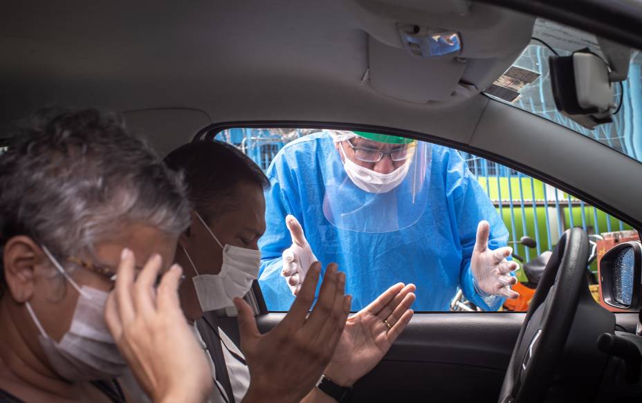 Manaus 09/05/2020 - Cenas de pessoas recebendo oração no em formato “drive-thru” de religiosos da Igreja Evangélica da Visão Celular M12, MIR Centro Sul na cidade Manaus-AM. Foto Jonne Roriz/Veja